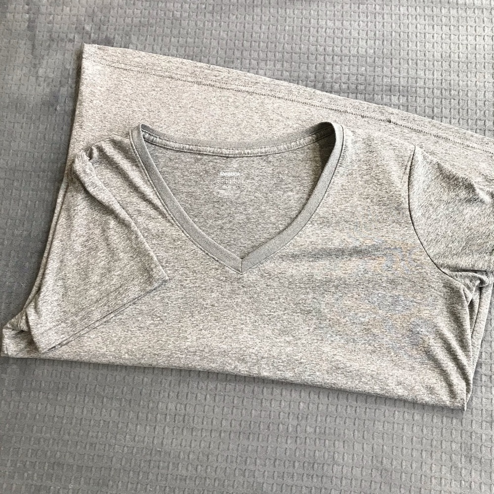 Reebok play dry V-neck tee